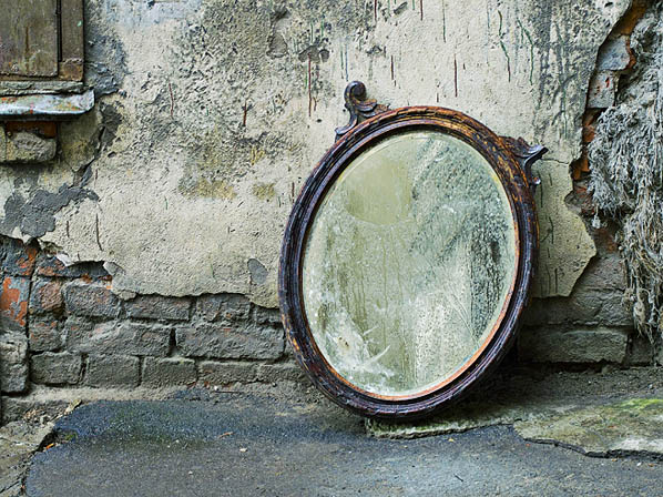 Старое зеркало с приведениями